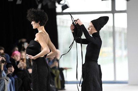 Dzhus Fashion Show auf der Berlin Fashion Week A/W 2024