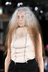 Dzhus Fashion Show auf der Berlin Fashion Week A/W 2024