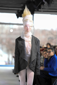 Dzhus Fashion Show auf der Berlin Fashion Week A/W 2024