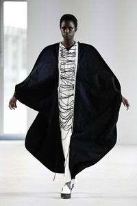 Dzhus Fashion Show auf der Berlin Fashion Week A/W 2024