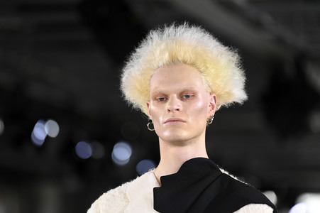 Dzhus Fashion Show auf der Berlin Fashion Week A/W 2024