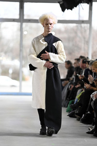 Dzhus Fashion Show auf der Berlin Fashion Week A/W 2024