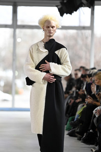 Dzhus Fashion Show auf der Berlin Fashion Week A/W 2024