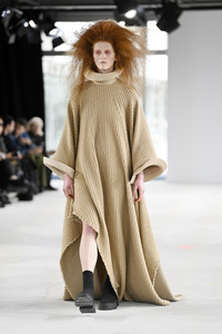 Dzhus Fashion Show auf der Berlin Fashion Week A/W 2024
