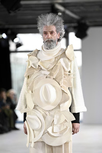 Dzhus Fashion Show auf der Berlin Fashion Week A/W 2024