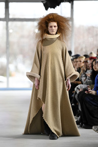 Dzhus Fashion Show auf der Berlin Fashion Week A/W 2024