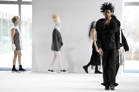 Dzhus Fashion Show auf der Berlin Fashion Week A/W 2024