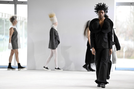 Dzhus Fashion Show auf der Berlin Fashion Week A/W 2024