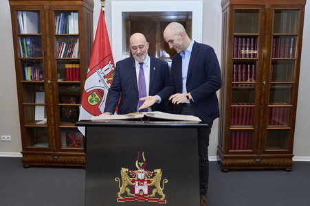 Eintrag des Botschafters von Israel in das Goldene Buch der Stadt Hannover