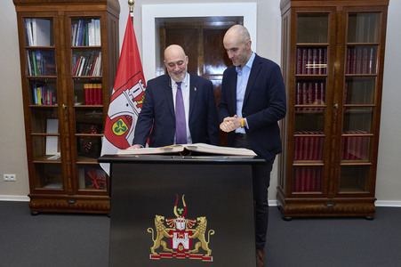 Eintrag des Botschafters von Israel in das Goldene Buch der Stadt Hannover