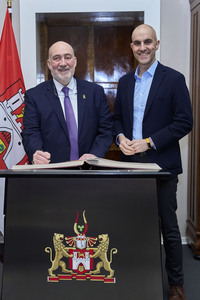 Eintrag des Botschafters von Israel in das Goldene Buch der Stadt Hannover