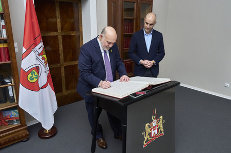 Eintrag des Botschafters von Israel in das Goldene Buch der Stadt Hannover