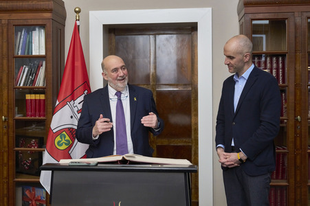 Eintrag des Botschafters von Israel in das Goldene Buch der Stadt Hannover