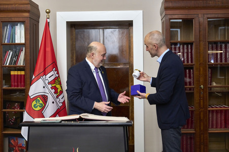 Eintrag des Botschafters von Israel in das Goldene Buch der Stadt Hannover