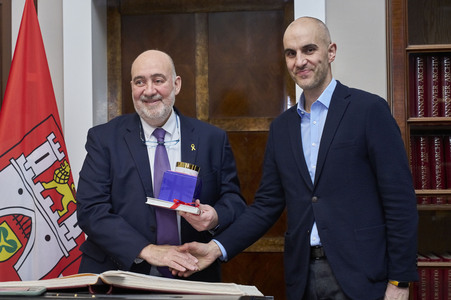 Eintrag des Botschafters von Israel in das Goldene Buch der Stadt Hannover