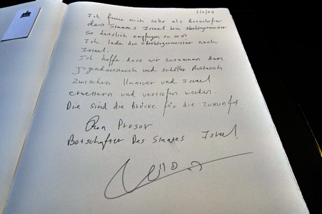 Eintrag des Botschafters von Israel in das Goldene Buch der Stadt Hannover