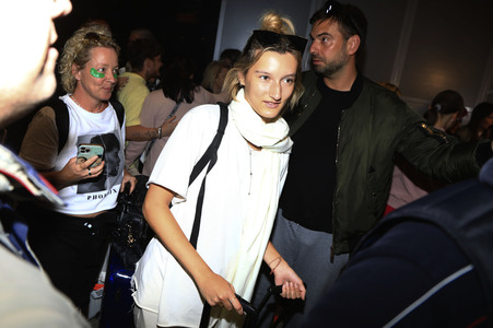 Rückkehr aus dem Dschungel-Camp 2024 auf dem Flughafen Frankfurt am Main