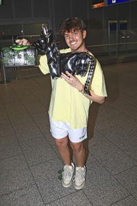 Rückkehr aus dem Dschungel-Camp 2024 auf dem Flughafen Frankfurt am Main