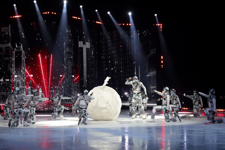 Eisrevue-Premiere 'Holiday on Ice - No Limits' in Hamburg