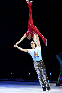 Eisrevue-Premiere 'Holiday on Ice - No Limits' in Hamburg