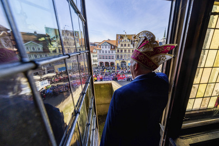 Sturm Karnevalisten auf das Rathaus in Erfurt