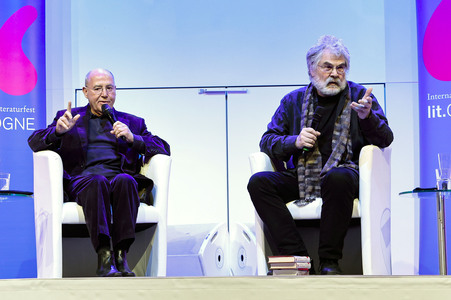 Gregor Gysi und Hans-Dieter Schütt auf der lit.Cologne 2024 in Köln