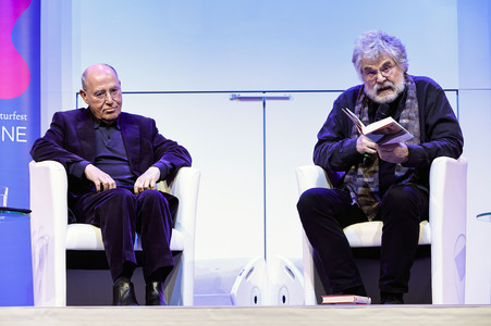 Gregor Gysi und Hans-Dieter Schütt auf der lit.Cologne 2024 in Köln