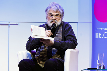 Gregor Gysi und Hans-Dieter Schütt auf der lit.Cologne 2024 in Köln