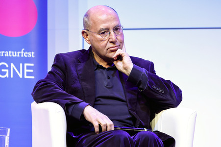 Gregor Gysi und Hans-Dieter Schütt auf der lit.Cologne 2024 in Köln