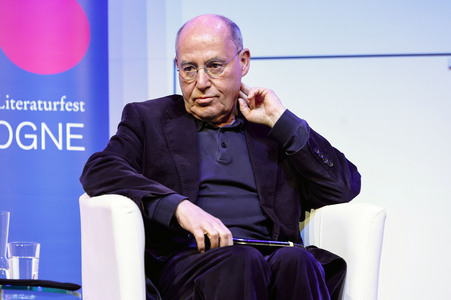 Gregor Gysi und Hans-Dieter Schütt auf der lit.Cologne 2024 in Köln