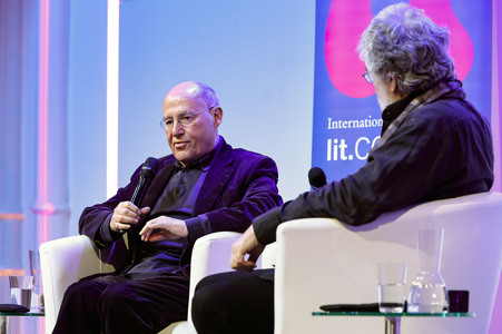 Gregor Gysi und Hans-Dieter Schütt auf der lit.Cologne 2024 in Köln