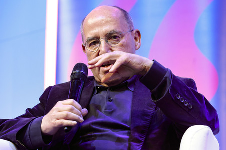 Gregor Gysi und Hans-Dieter Schütt auf der lit.Cologne 2024 in Köln