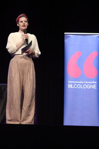 Suzie Miller und Anke Engelke auf der lit.Cologne 2024 in Köln