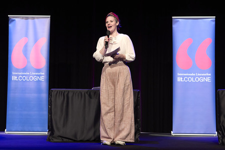 Suzie Miller und Anke Engelke auf der lit.Cologne 2024 in Köln