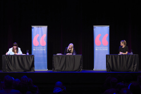 Suzie Miller und Anke Engelke auf der lit.Cologne 2024 in Köln