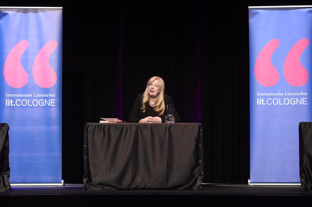 Suzie Miller und Anke Engelke auf der lit.Cologne 2024 in Köln
