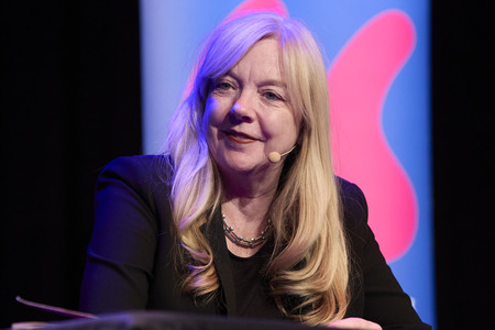 Suzie Miller und Anke Engelke auf der lit.Cologne 2024 in Köln