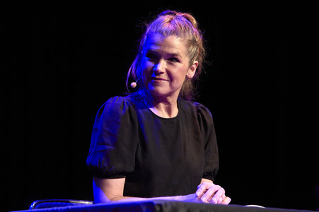 Suzie Miller und Anke Engelke auf der lit.Cologne 2024 in Köln