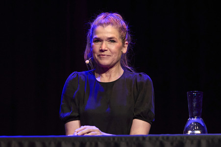 Suzie Miller und Anke Engelke auf der lit.Cologne 2024 in Köln