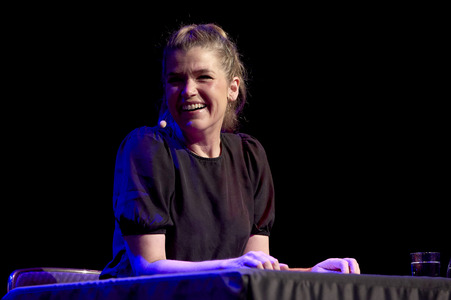 Suzie Miller und Anke Engelke auf der lit.Cologne 2024 in Köln