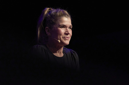 Suzie Miller und Anke Engelke auf der lit.Cologne 2024 in Köln