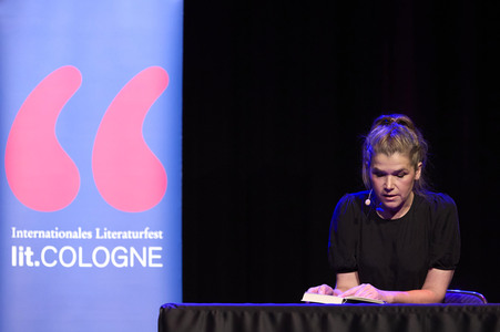 Suzie Miller und Anke Engelke auf der lit.Cologne 2024 in Köln