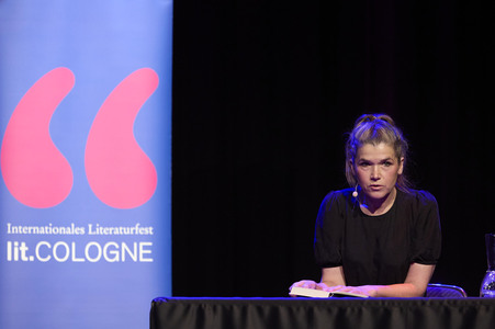 Suzie Miller und Anke Engelke auf der lit.Cologne 2024 in Köln