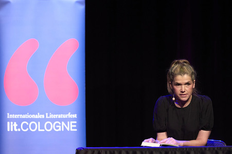 Suzie Miller und Anke Engelke auf der lit.Cologne 2024 in Köln