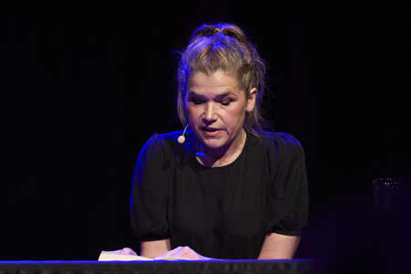 Suzie Miller und Anke Engelke auf der lit.Cologne 2024 in Köln