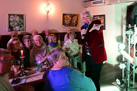 Giso Weißbach beim Frauentagsprogramm 'Über Frauen und andere Köstlichkeiten' in Görlitz