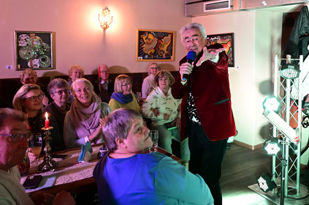 Giso Weißbach beim Frauentagsprogramm 'Über Frauen und andere Köstlichkeiten' in Görlitz