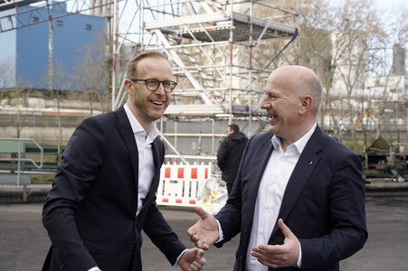 Grundsteinlegung einer Abwassergroßwärmepumpe von Vattenfall und Befüllen einer Zeitkapsel in Berlin