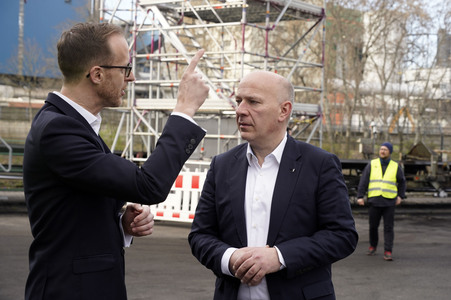 Grundsteinlegung einer Abwassergroßwärmepumpe von Vattenfall und Befüllen einer Zeitkapsel in Berlin