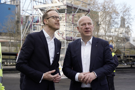 Grundsteinlegung einer Abwassergroßwärmepumpe von Vattenfall und Befüllen einer Zeitkapsel in Berlin